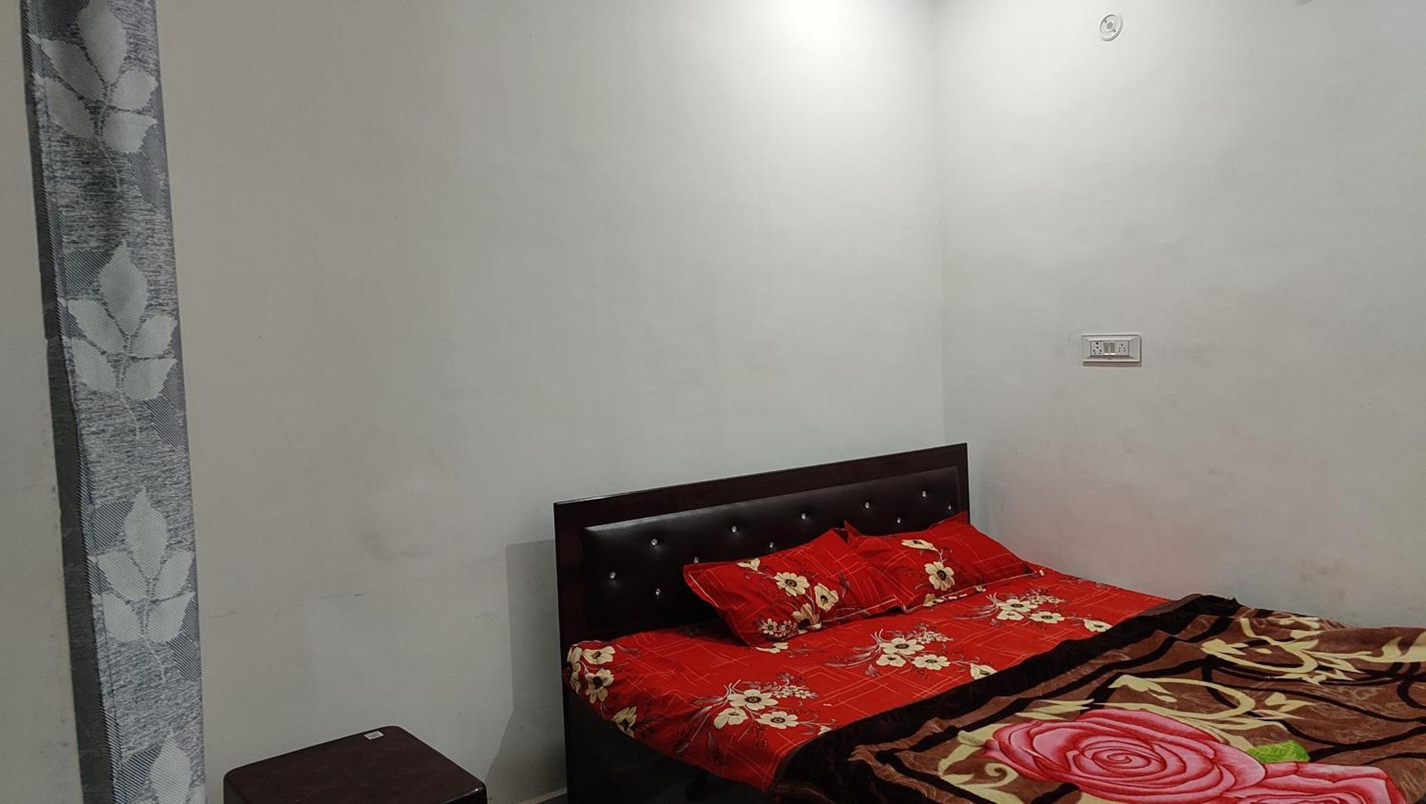 Shanti And Restorent Near Dham Station And Just 1500 Meter Sri Ram Mandir Homestay